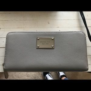 Michael Kors Zip Wallet